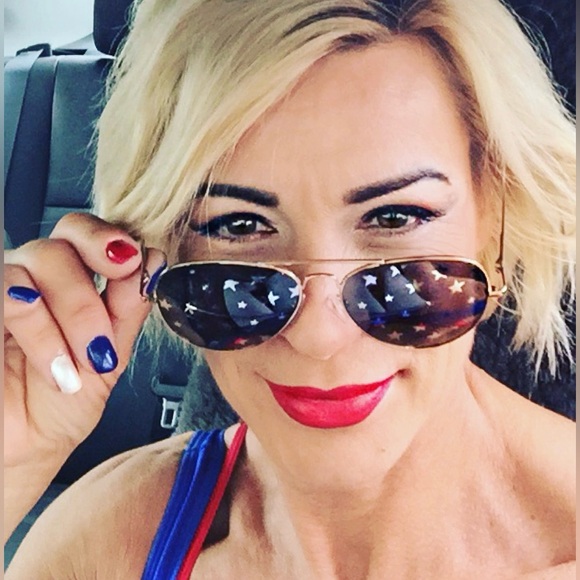 Free People Starry Eyed Aviator sunglasses Color: Gold / black - Picture 4 of 12